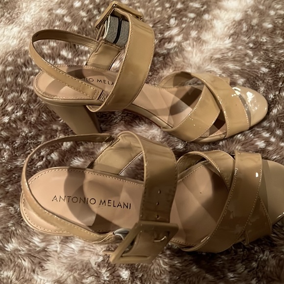 Antonio Melani tan patent leather sandals, size 7 - Picture 4 of 7